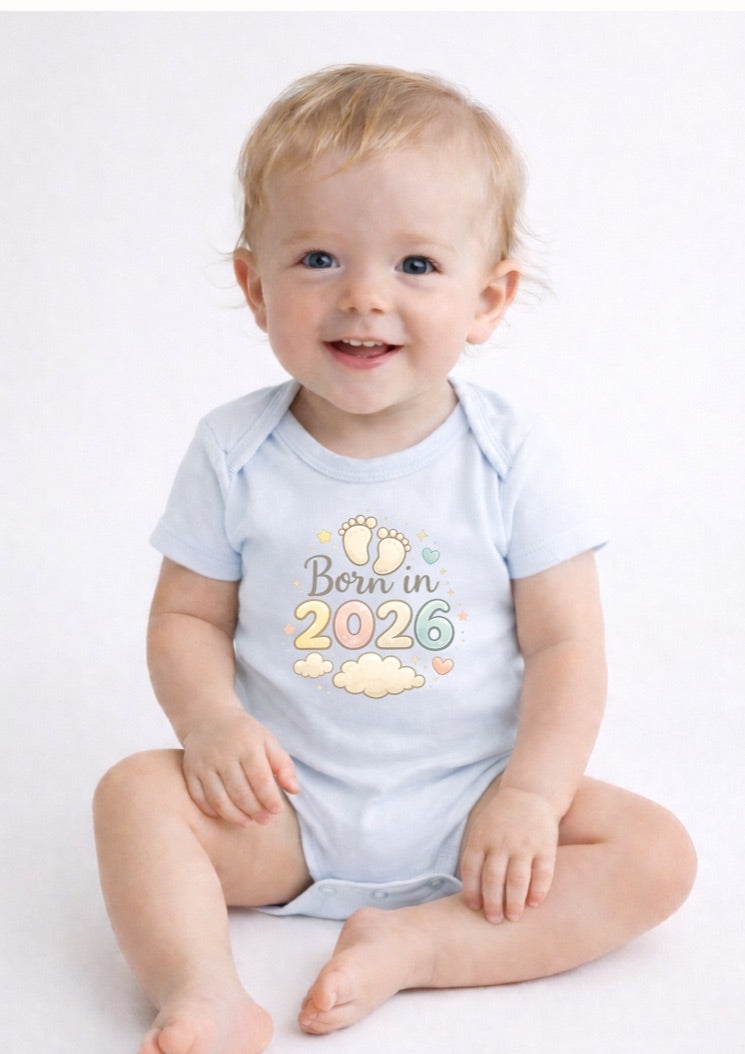 Born in 2026 Baby Bodysuit – Cute Newborn Announcement Onesie with Pastel Feet Design